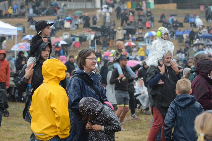 Barnfamiljerna svek inte festivalen, trots lördagens regn. Foto: Berit Önell