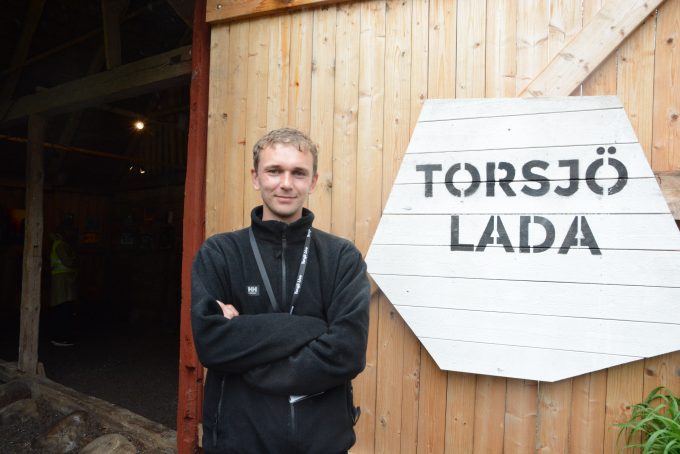 Jacob Alm Andersson, Torsjö Lives designansvarige, byggde upp installationen för återhämtning i konstladan. Foto: Berit Önell