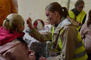 Iris Colliander får en ansiktsmålning av Julisa Söderberg. Foto: Berit Önell