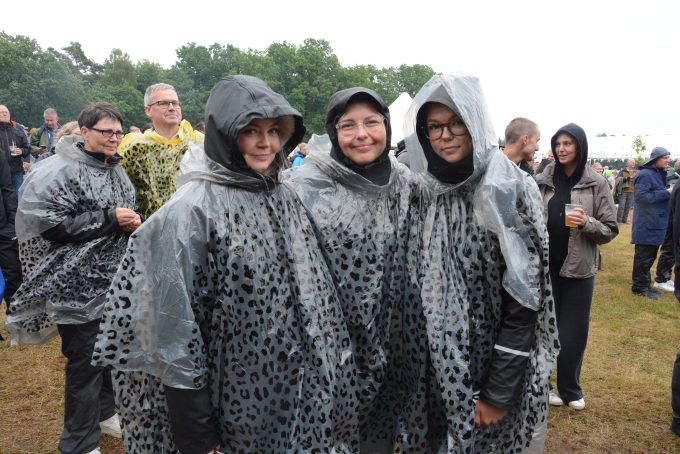 Ronja Richter, Tova och Tilda Roos klarade regnet med hjälp av ponchos inköpta på festivalen. Foto: Berit Önell