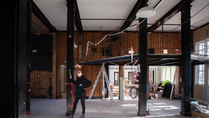 Bilden visar Rebecka Nilsson under pågående renovering i Markanhuset.