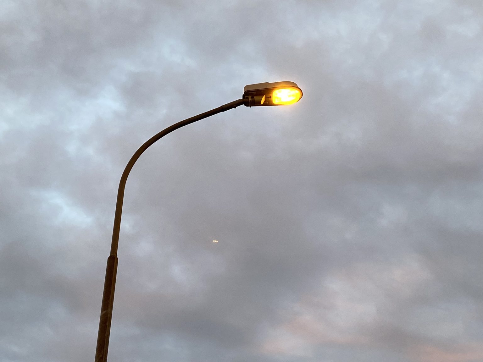 Bilden visar en tänd lyktstolpe.