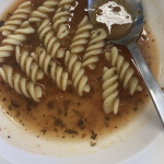 Bilden visar tomatsoppa med pastaskruvar.