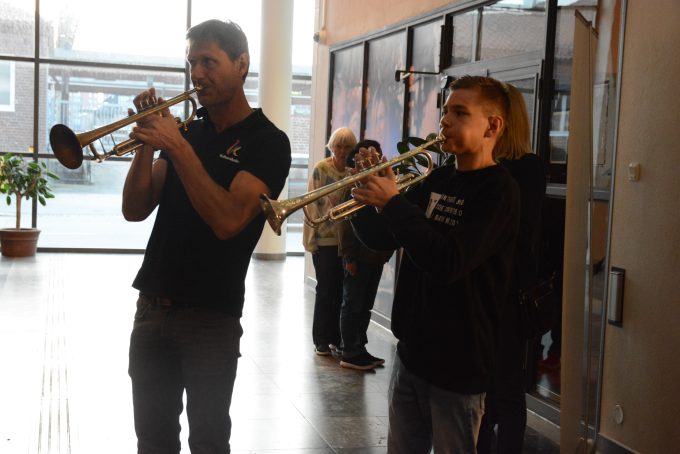Bilden visar två trumpetare.