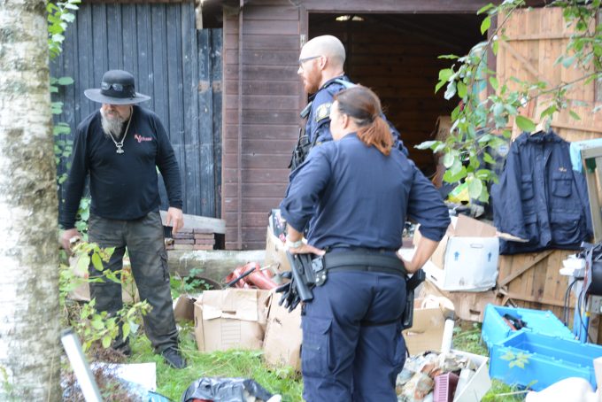 Bilden visar Oddvar Lönnerkrantz och två poliser.