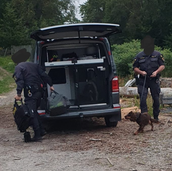 Bilden visar nationella bombskyddets bil och två poliser.