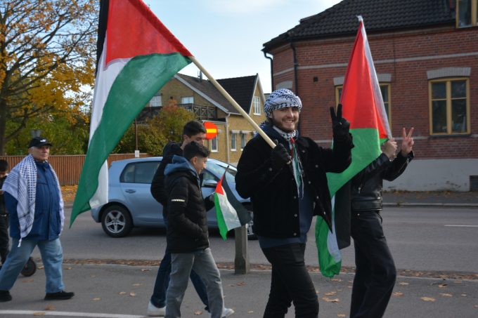 Bilden visar demonstranter med palestinska flaggor.