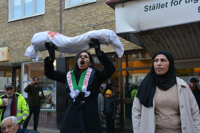 Bilden visar demonstranter.