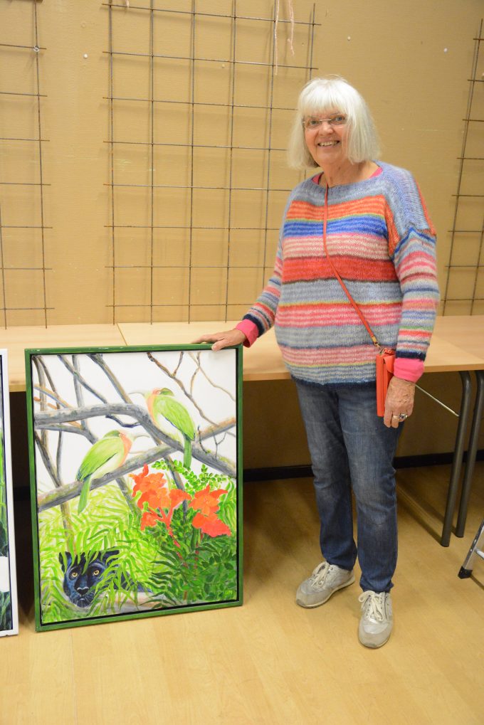 Bilden visar Ulla Mosegaard med en av sina tavlor.