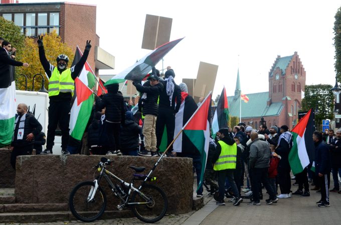 Bilden visar manifestationen på Första Avenyen.