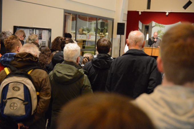 Bilden visar samlingen i kulturhusets foajé.