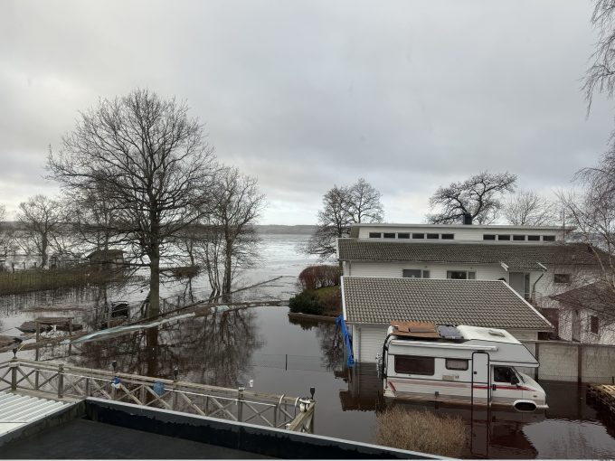 Bilden visar översvämmade hus.