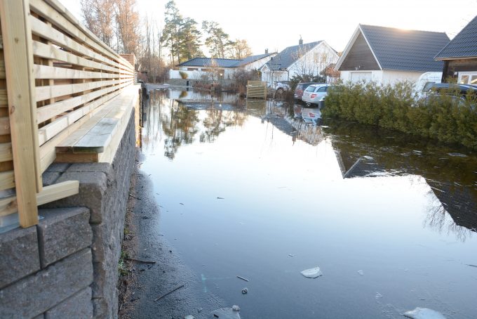 Bilden visar en översvämmad gata.
