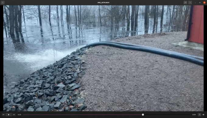 Bilden visar avloppsvatten som pumpas ut i sjön.
