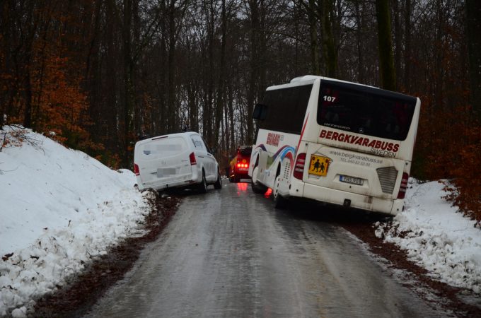 Bilden visar bärgaren vid skolbussen.