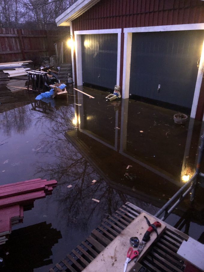 Bilden visar garaget omgivet av vatten.