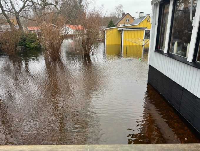 Bilden visar översvämmade hus.