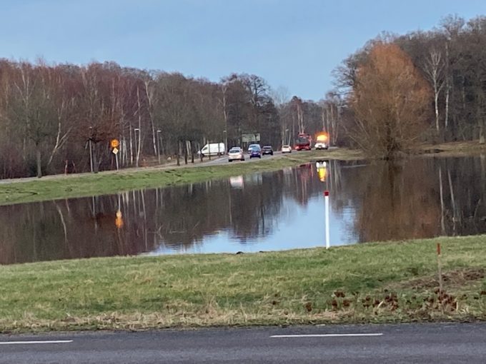 Bilden visar en av Hässleholms vattens bilar med en översvämmad äng i förgrunden.