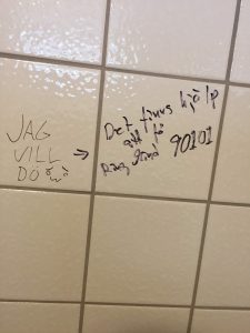 Bilden visar klotter "Jag vill dö" på en offentlig toalett.