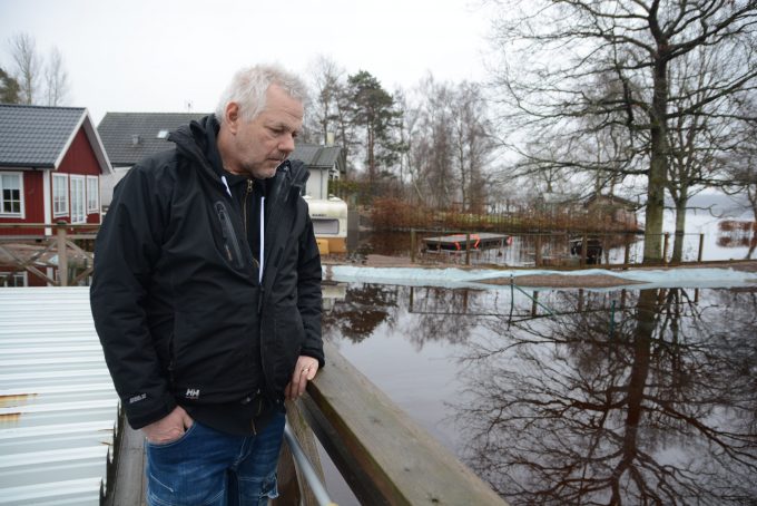 Bilden visar Jimmy Fallesen i sin översvämmade trädgård.