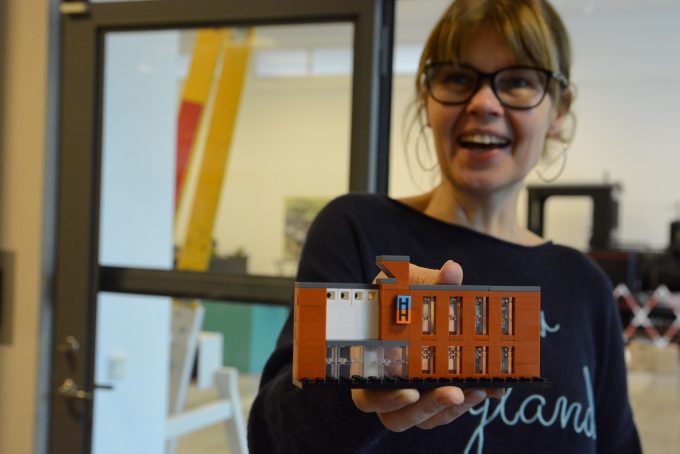 Bilden visar Catharina Hjalmarsson med legomodellen av kulturhuset.