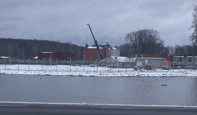 Bilden visar en lyftkran vid reningsverket i Hässleholm.