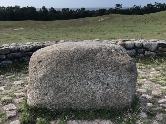 Bilden visar meditationsplatsen med dess sten med texten Pax, fred.