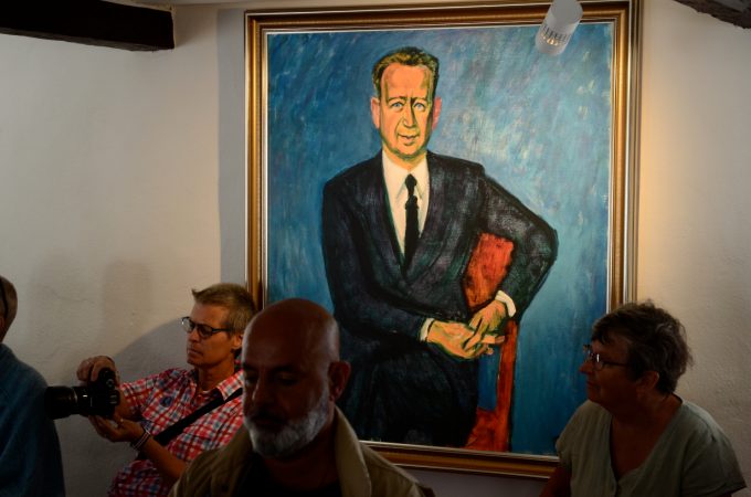 Bilden visar ett målat porträtt av Hammarskjöld.