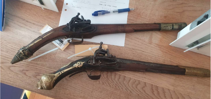 Bilden visar de två flintlåspistolerna hos polisen i Malmö.
