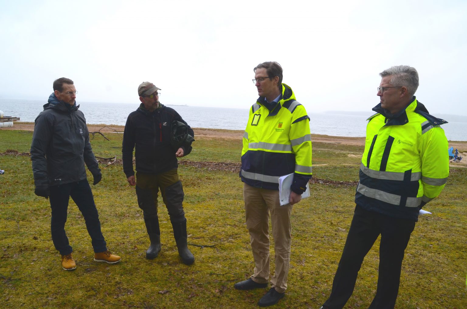 Bilden visar Mathias Jönsson från tekniska förvaltningen, Mats Bengtsson från Finjasjöns fiskevårdsförening, miljöchef Torbjörn Håkansson och Mats Didriksson vd för Hässleholms Miljö.