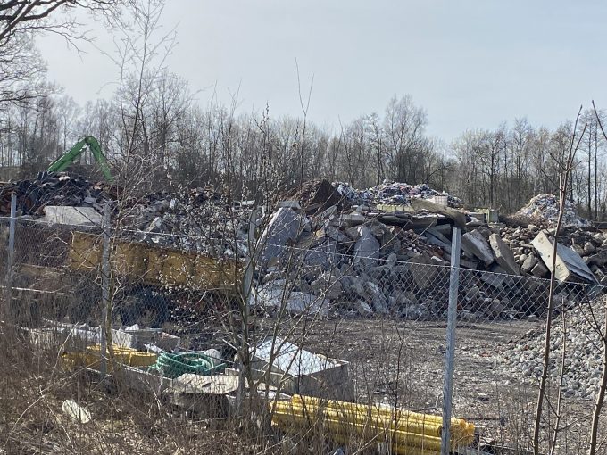 Bilden visar en del av avfallet på anläggningen.