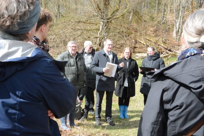 Bilden visar domstolen på plats i naturen.