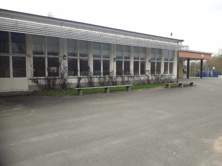 Bilden visar Tyringe skola med matsalen närmast.