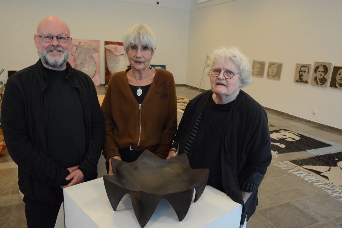 Bilden visar Tre konstnärer och tre egna, personliga uttryckssätt: Magnus Åkesson, vävnad, Inga Björstedt, tempera och Lena Olsson, keramik.