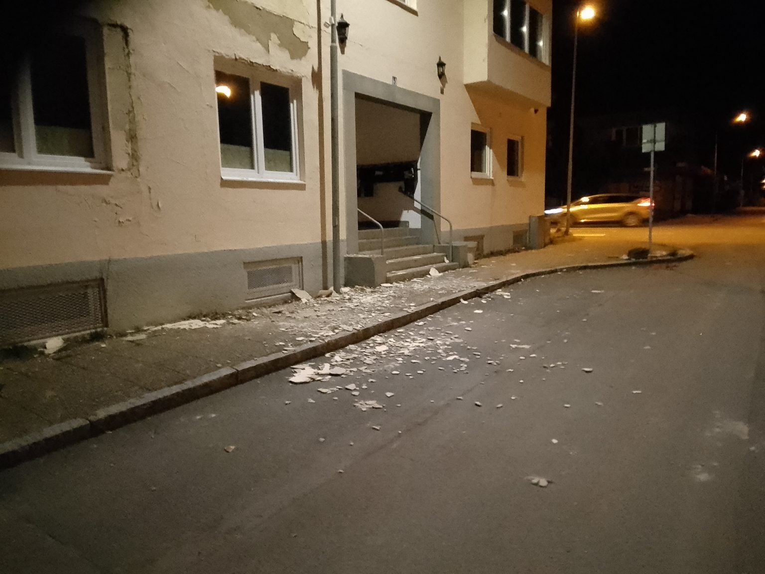 Bilden visar det brandskadade huset.
