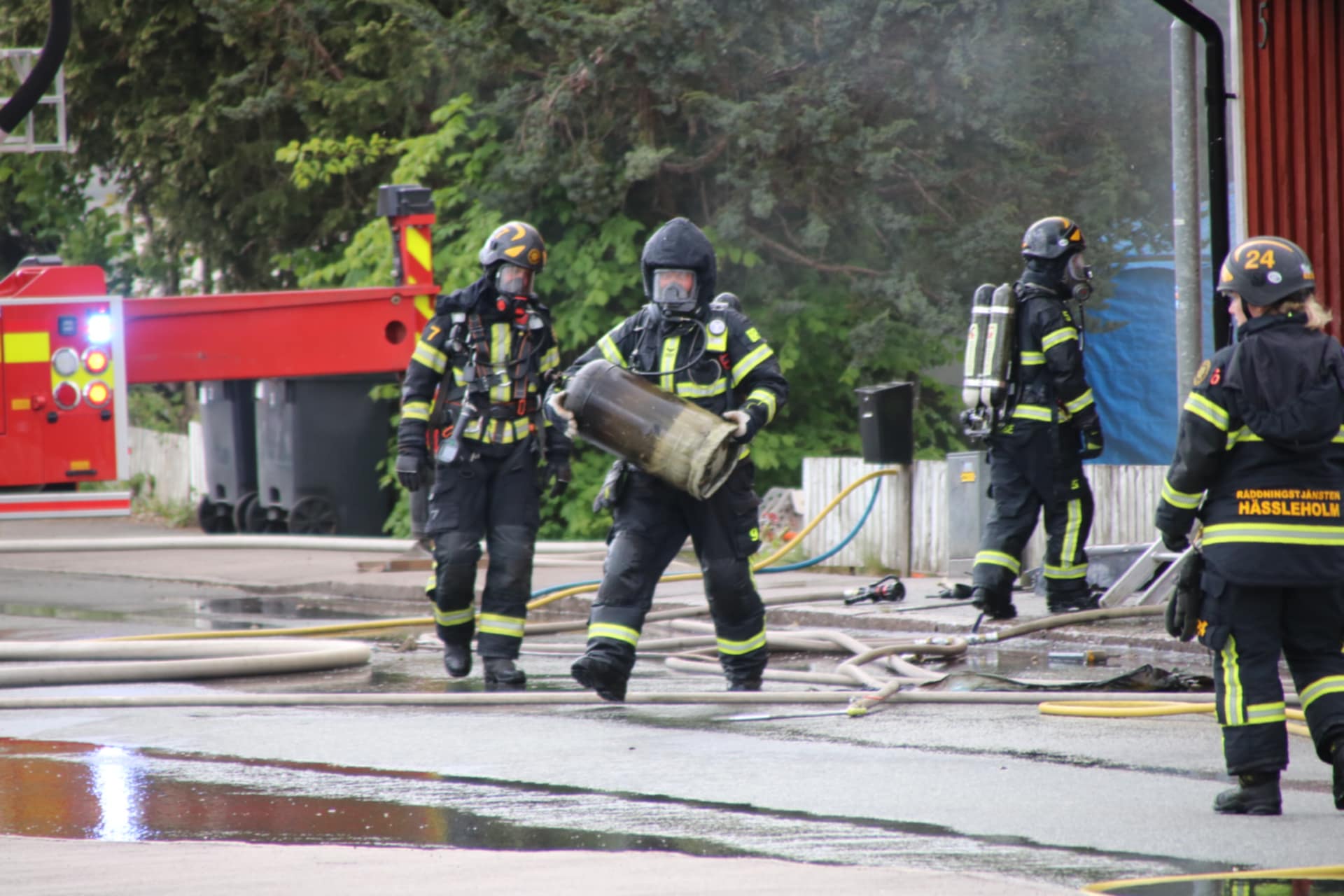 Bilden visar brandmän.