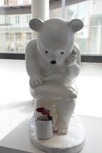 Bilden visar en skulptur.