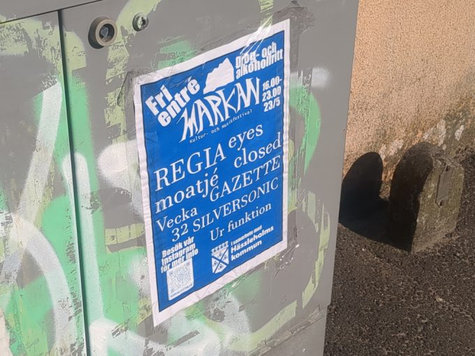 Bilden visar affisch på ett elskåp.